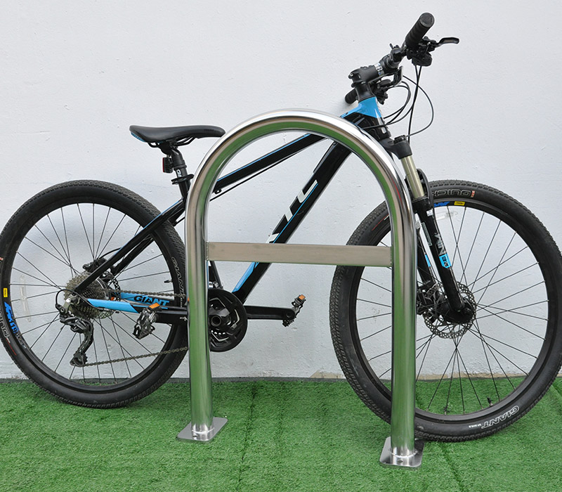 Soporte para bicicletas en forma de U de acero inoxidable montado en el piso