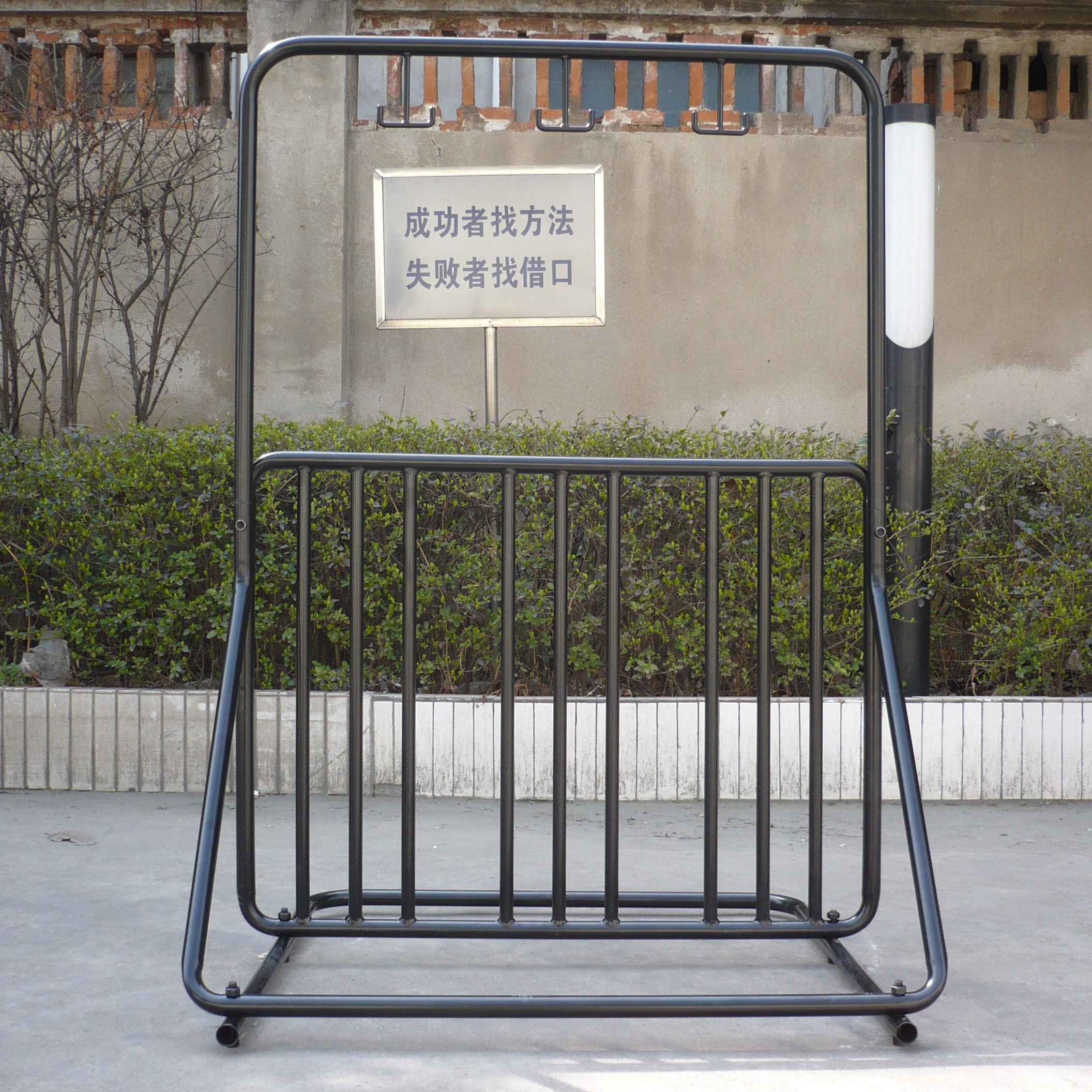 Venta al por menor Bike Rack Casco Display Stand Creative Bike Fence para público