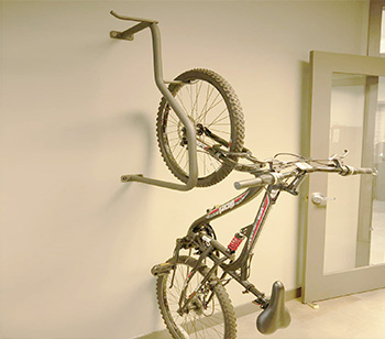 Bastidores de bicicletas montados en la pared