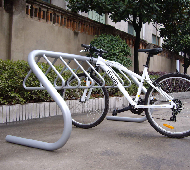 Soporte de bicicleta plateado de acero al carbono duradero y resistente con colgador